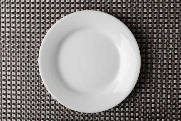 Empty plate in kitchen — Stock Photo, Image