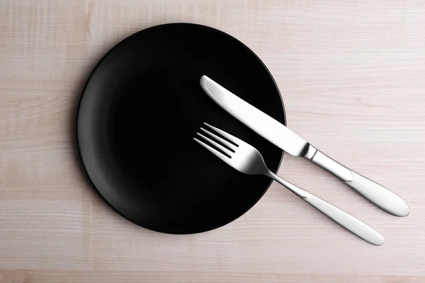 Пустая тарелка на кухне — стоковое фото