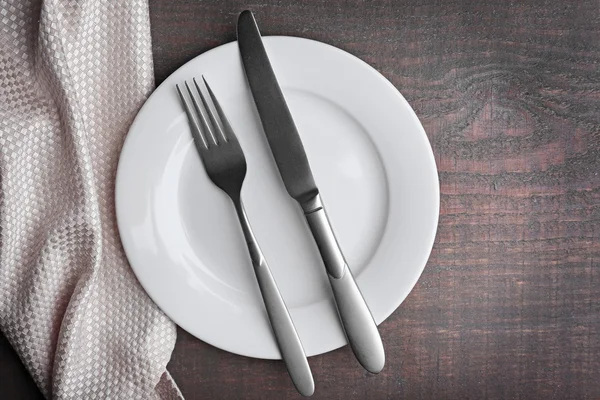 Пустая тарелка с серебряными столовыми приборами — стоковое фото