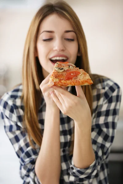 Vrouw hete pizza eten — Stockfoto