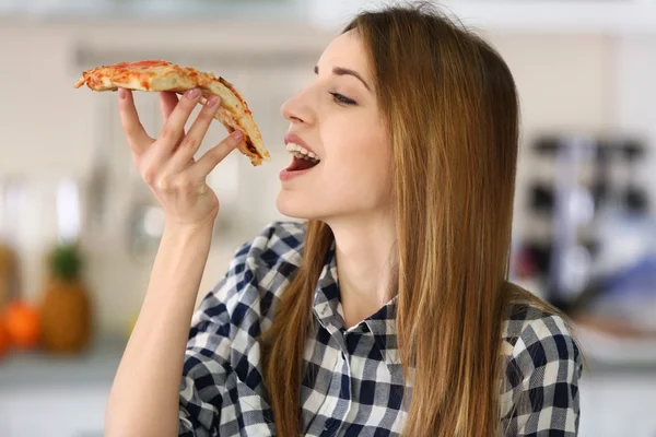 Donna mangiare pizza calda — Foto Stock