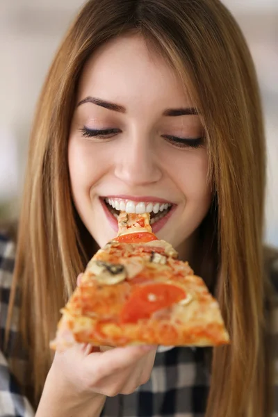 Mujer comiendo pizza caliente — Foto de Stock