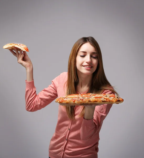 Femme manger pizza chaude — Photo