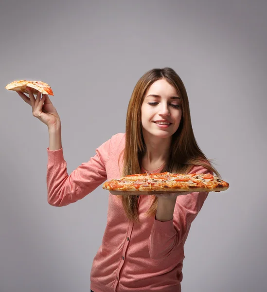 Mulher comer pizza quente — Fotografia de Stock