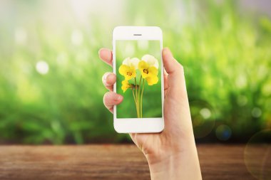 Akıllı telefonu tutan kadın.