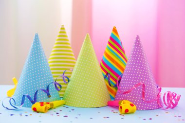 Arka plan üzerinde parti şapkaları