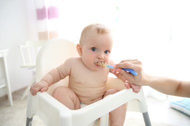 Bir kaşık gelen yeme erkek bebek