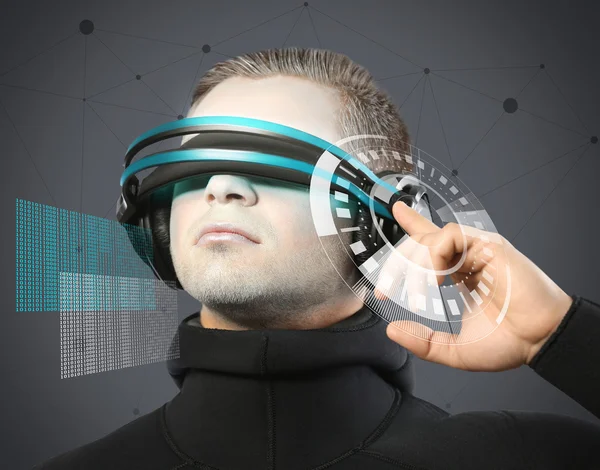 Mann med futuristiske briller – stockfoto
