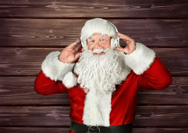 Santa Claus escuchando música — Foto de Stock