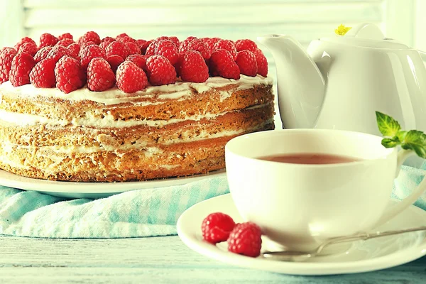 Leckerer Kuchen mit Beeren und einer Tasse Tee — Stockfoto