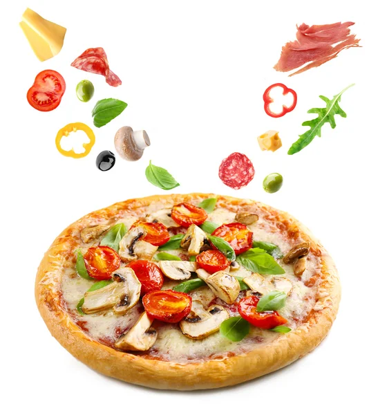 Deliciosa pizza con verduras que caen — Foto de Stock