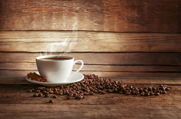 Taza de café con granos — Foto de Stock