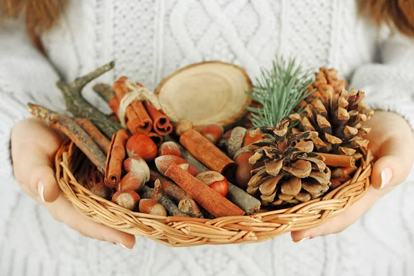 Cesta de vime com decoração de Natal — Fotografia de Stock