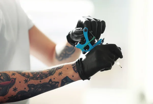 Iemands handen met tattoo machine — Stockfoto