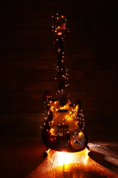 Elektrische gitaar met verlichte garland — Stockfoto