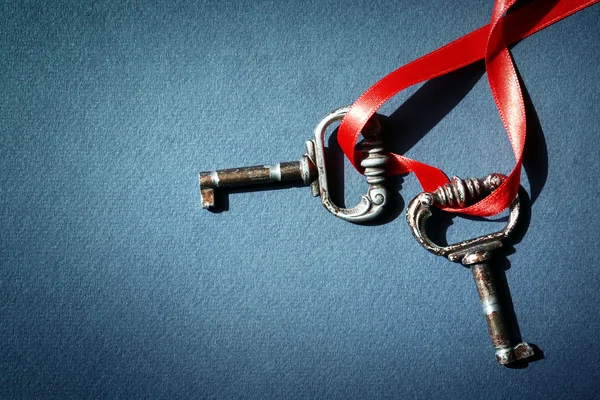 Vintage keys with a red ribbon — Stock Photo, Image