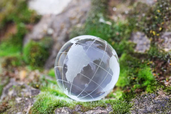 Glazen globe op steen — Stockfoto