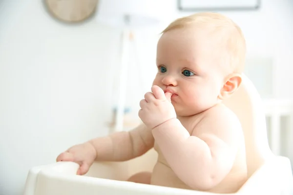 앉아 있는 아기 — 스톡 사진