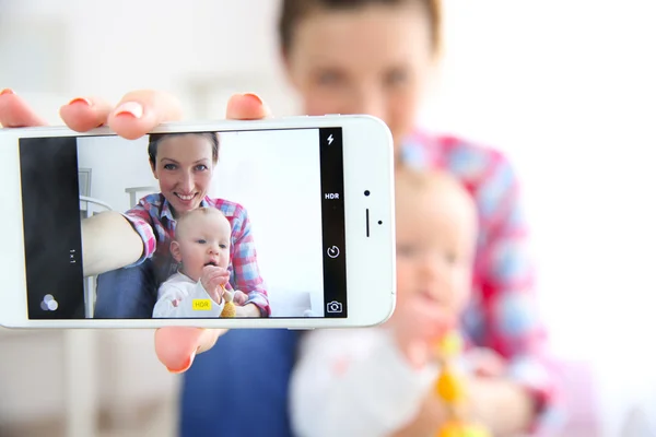 Matka, biorąc selfie z dzieckiem — Zdjęcie stockowe