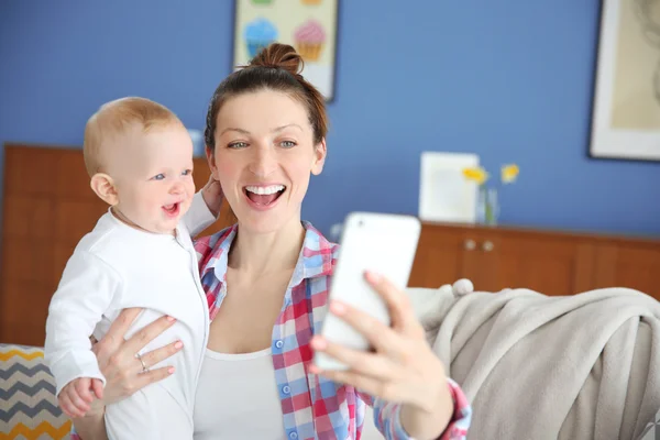 Figyelembe a selfie gyermekét anyja — Stock Fotó