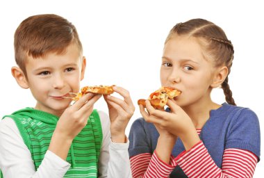 Çocuklar pizza yiyor.  
