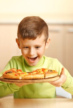 küçük boy pizza yemek  