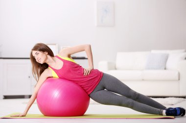 Kız uygun topu ile yapıyor