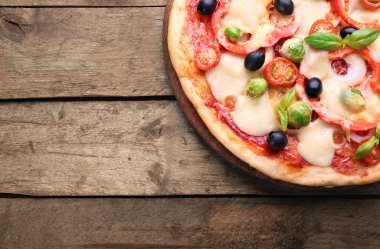 Peynirli ve sebzeli lezzetli pizza. 