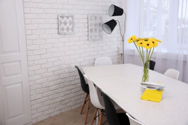 masa ve sandalyeler ile iç