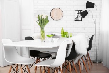 masa ve sandalyeler ile iç