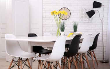 masa ve sandalyeler ile iç