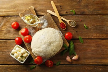 Pizza hamur domates ve Mozzarella ile