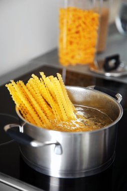 Tavada makarna kaynar 