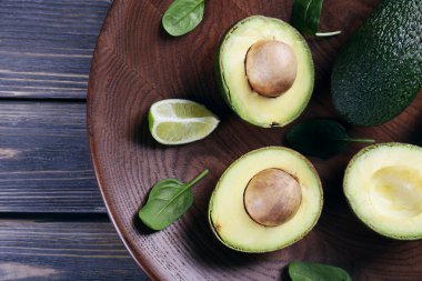 taze yeşil avokado