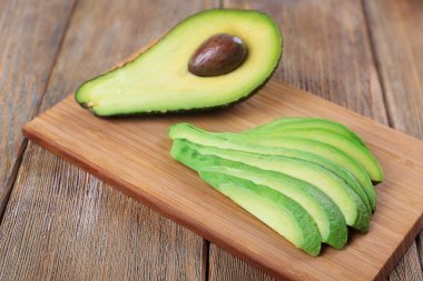 Taze avokado dilimleri 