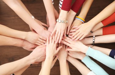 İnsanlar el ele tutusun grup