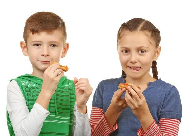 Niños comiendo pizza — Foto de Stock