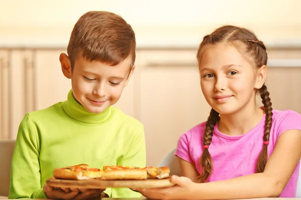 Pizzát evő gyermekek — Stock Fotó