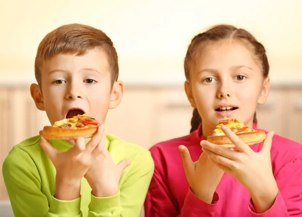 Crianças comendo pizza — Fotografia de Stock