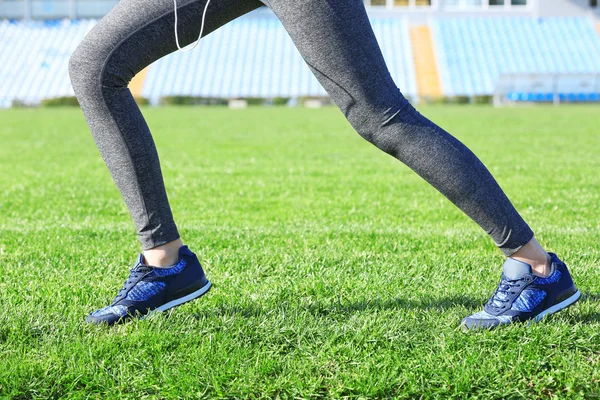 Спортивные ноги женщины — стоковое фото