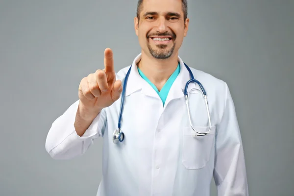 Retrato de un médico con estetoscopio — Foto de Stock