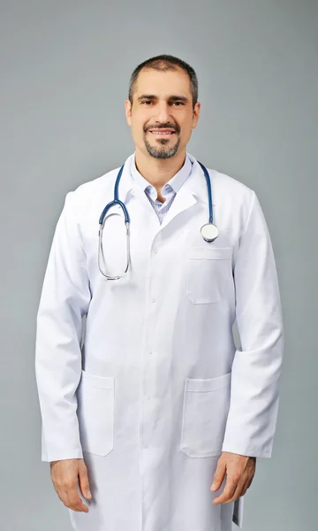 Läkare på grå bakgrund — Stockfoto