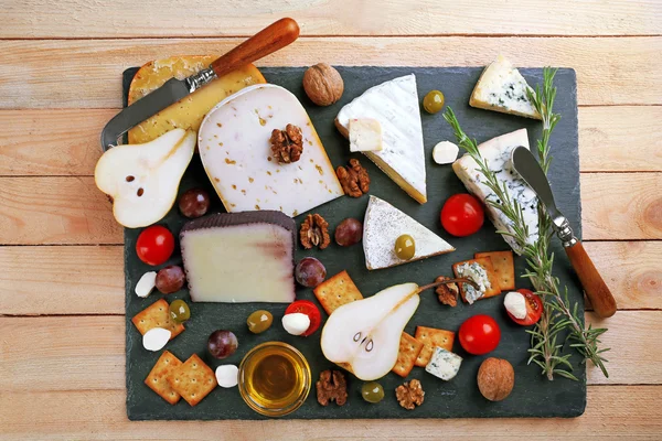 Different kinds of cheese — Stock Photo, Image