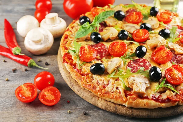 Malzemelerle güzel lezzetli pizza — Stok fotoğraf