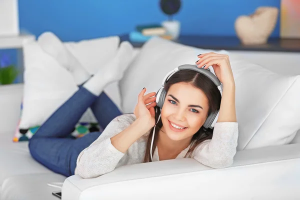 Mujer con auriculares escuchando música —  Fotos de Stock