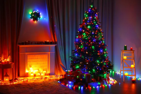 A karácsonyfa közelében kandalló — Stock Fotó