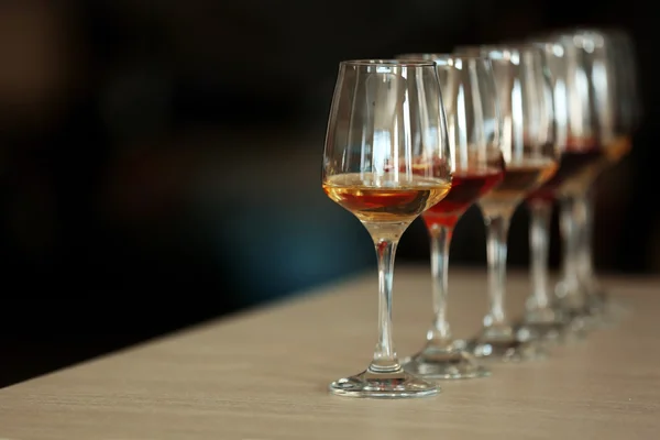 Many glasses of different wine — Stock Photo, Image