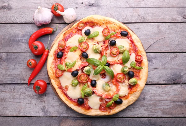 Deliziosa pizza con formaggio e verdure — Foto Stock