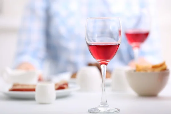 Cena con bicchieri di vino — Foto Stock