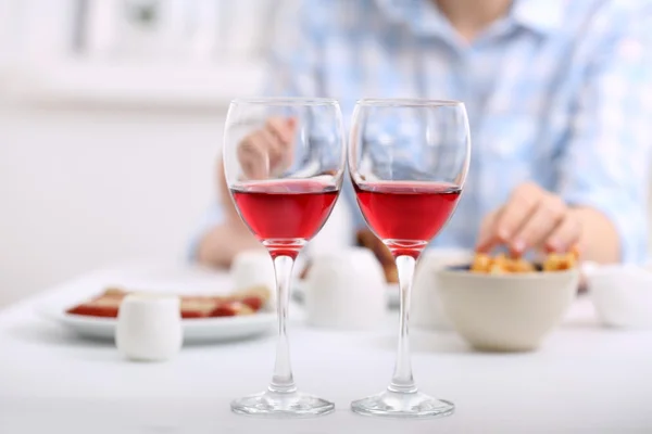 Jantar com copos de vinho — Fotografia de Stock